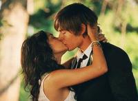 男女拥抱接吻动态图片