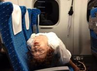 女子火车上睡觉真大胆