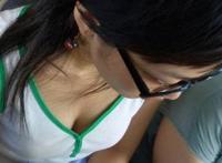 公交车领口走光 夏天公交车的春光图