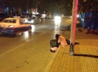 美女低腰裤霞沟图片