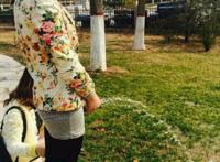 美女站着撒尿正面图 女人正面站着小便