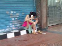 美女在地铁抠脚图片