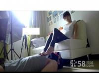 边吃饭边抠脚的美女