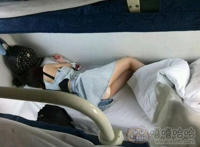 美女火车睡觉曝光图片