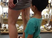 美女在超市里掀起裙子图片