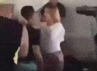 把女朋友抱起来的邪恶动态图