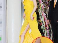 女星走红毯掉卫生巾