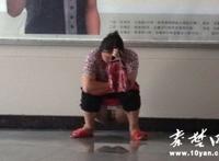 女人公共场所小便