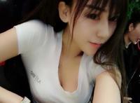 美女的钻戒很漂亮