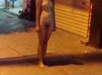 女生打赌输任人摆布图