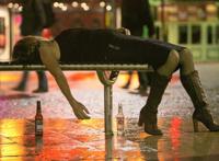 一女孩喝醉了摆象棋