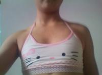 女生穿小背心过程