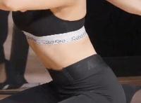 妹子亲屏幕害羞gif