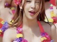 冰淇淋妹子亲吻镜头gif