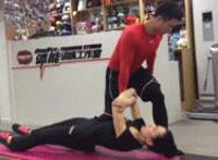 动态强扒美女衣服图片：女人被别人强扒衣服