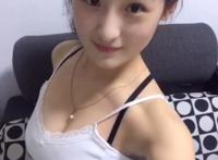 花丛中美女艾薇街拍美腿