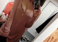 妹子你玩自拍前能不能整理一下房间？