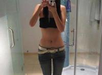 妹子洗完澡还不忘自拍！