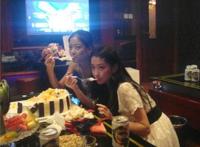 农村ktv包间里美女图片，农村美女也时尚！