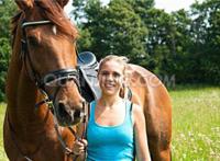 欧洲女子配马图片高清唯美全套图集