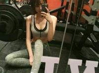 健身房里的妹子自拍照图片