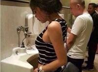 美女你是不是走错厕所了？