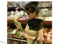 美女在家用黄瓜，美女自己在家啃黄瓜图片