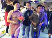 据说新婚夜让来商场乞讨，可怜的男人