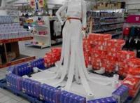 超市大妈教你一招，晚礼服不用买了，去超市买几卷纸巾