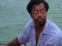 转过头来吃惊瞪大个眼睛