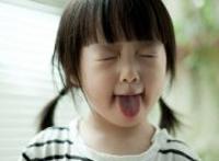 可爱的妹子吐舌头