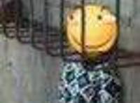 熊孩子卡在窗户 父亲在旁边笑：滑稽版