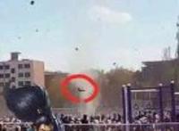 一学生被卷起数米高的真相