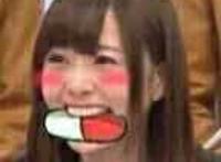 红着脸咬着个药