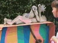 有点小邪恶的动态图，一妹子在摇一个机械