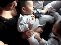 小孩子玩别人JJ，拉了下就放嘴里了