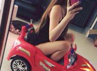 妹子，你那车太小了，到哥的车上来！