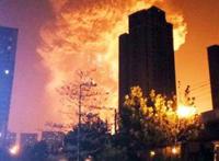 遇到类似天津塘沽爆炸事故时该如何自救？