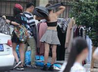 女模当街更衣视频下载，女模当街更衣动态图gif，女模街头更衣图片