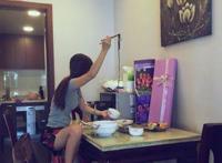 学妹，好霸气的吃饭姿势呀！