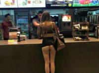 妹子穿这样进去点餐不冷么？