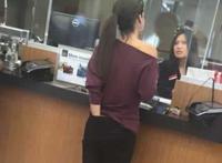 妹子这可不是家里，下次抓痒注意点场合！