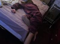 和男朋友战斗了一宿，妹子累倒在战场上！