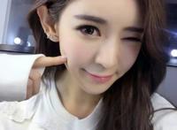 王思聪当街激吻的最新女友是谁？王思聪最新女友黄慧个人资料自拍照