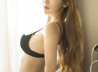 蜜桃美女现身白皙肌肤深v诱惑