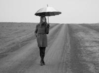 雨天女人打伞背影图片