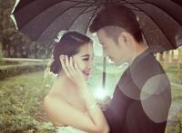 男人给女人打伞图