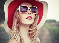 搜带眼镜长发美女图片