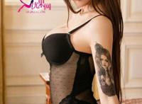 沟壑幽谷开始湿润起来：舌头搅弄花蕊