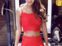 短裙吊带外套美女图片